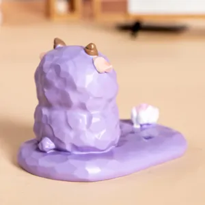 Détail de la face arrière d'un support de téléphone en résine violette à facettes