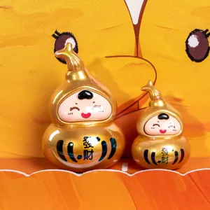 Macro dettaglio di figurine di zucca dorate con caratteri cinesi della fortuna.