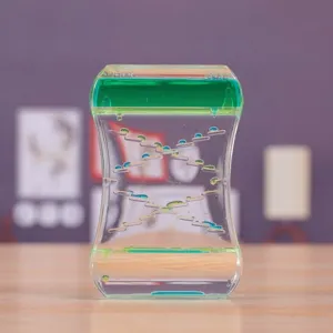 Vue détaillée d'un jouet créatif à mouvement liquide bicolore avec gouttes bleues