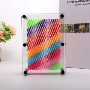 Vista completa del quadro artistico 3D arcobaleno con vari perni colorati e telaio trasparente