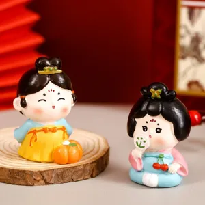 Gros plan de figurines en résine de style dynastie Tang en costumes anciens