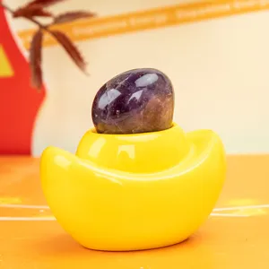 Gros plan détaillé d'un cristal d'améthyste violet sur un socle de sycee jaune vif