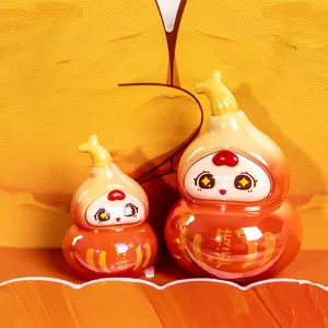 Dettaglio ravvicinato di simpatiche statuette a forma di zucca arancione con simboli