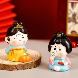 Gros plan de deux jolies figurines en résine de dames de la dynastie Tang en costume