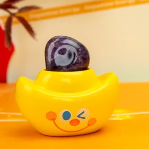 Détail d'une pierre d'améthyste violette dans un support en forme de bateau jaune