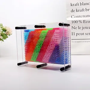 Vista laterale di un giocattolo pin art 3D arcobaleno con perni in plastica colorata