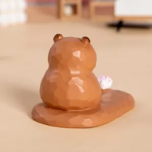 Vue arrière d'un support de téléphone capybara en résine avec texture low-poly.