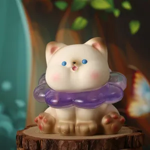 Detailansicht der kreativen Harz-Katzen-Nachtlichtfigur mit lila Blütenhalsband