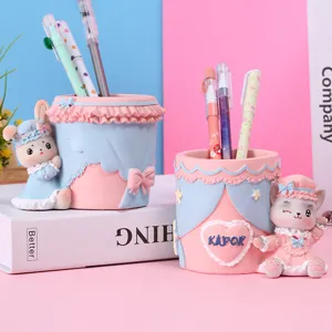 Détail de porte-crayons mignons en résine avec motifs lapin et chat rose et bleu