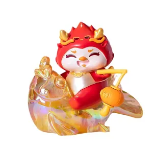Schattig tekenfilm Jaar van de Draak mascotte figuurtje op een parelmoer gouden koi vis sieraad
