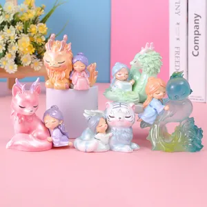 Detail van harsfiguren van oude mythische wezens in zachte pastelkleuren.