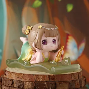 Dettaglio di una statuetta di ragazza chibi con un pennello dorato su base in resina