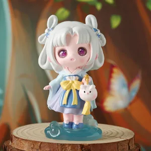 Primo piano di una figura anime chibi con una lanterna a forma di coniglio bianco.