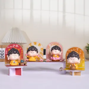 Set van vier schattige cartoon Boeddha beeldjes met decoratieve borden voor huis.