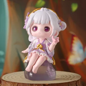 Dettaglio di una simpatica statuetta di ragazza anime con capelli bianchi e viola