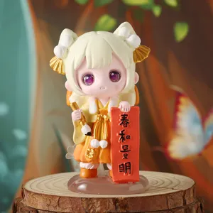 Primo piano di una statuina anime che tiene un rotolo rosso con auguri primaverili