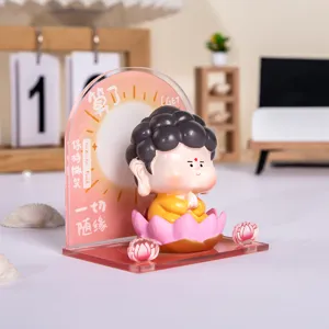 Gedetailleerd beeld van een schattig Boeddha-beeldje met lotusvoet en roze achtergrond.