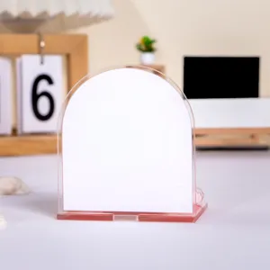 Gebogen acrylbordhouder met roze basis voor moderne bureau-decoratie in huisstijl