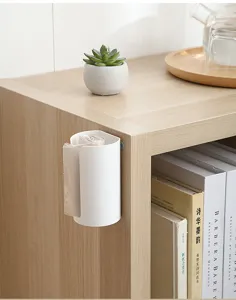 Detailansicht eines weißen wandmontierten Müllbeutelspenders an einem Holzregal