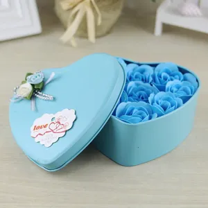 Primo piano di una scatola di latta blu a cuore con 9 rose di sapone decorative blu