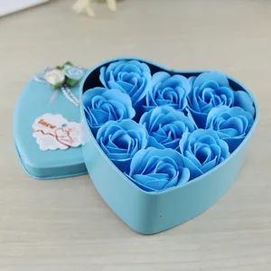 Dettaglio di 9 rose di sapone blu in una scatola regalo di metallo blu a forma di cuore