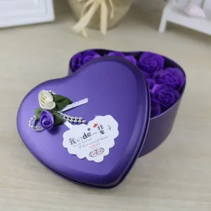 Dettaglio di una scatola di latta viola a forma di cuore con nove rose di sapone