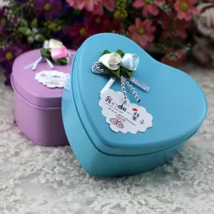 Primo piano di scatole regalo in latta a cuore con fiori decorativi