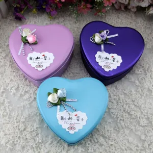 Vista dall'alto di scatole di latta a forma di cuore con rose decorative ed etichette