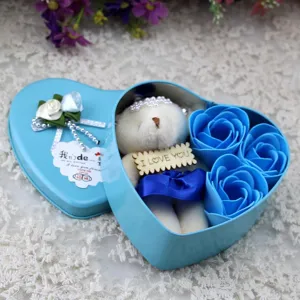Scatola regalo romantica a forma di cuore blu con rose di sapone e piccolo orsetto