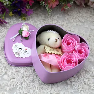 Elegante confezione regalo a forma di cuore con rose di sapone e un tenero orsetto