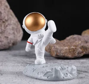 Vista detallada de un creativo soporte de resina para teléfono de un astronauta