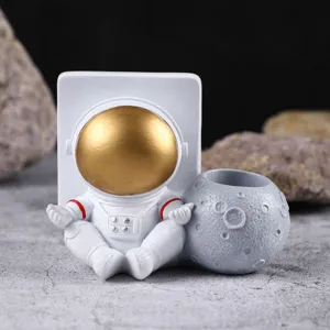 Soporte para teléfono de astronauta nórdico y portalápices de escritorio de resina blanco y oro