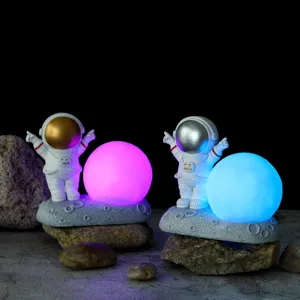 Soporte de Teléfono Astronauta Creativo Nórdico Luz Nocturna Figura Resina Astronauta Luna Adorno Escritorio para Habitación Niños Decoración Hogar Regalo