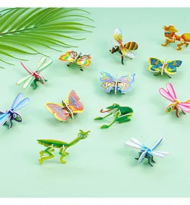 Bunte, zusammengebaute 3D-Cartoon-Insektenpuzzles auf einem hellgrünen Hintergrund