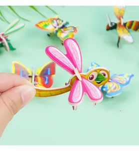 Nahaufnahme eines DIY-3D-Insekten-Schaumpuzzles Libelle für Kinder.