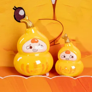 Primo piano di due graziose statuette a sorpresa a forma di zucca gialla vivace