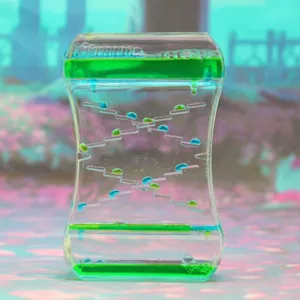 Gros plan d'un barboteur à mouvement liquide bicolore avec gouttes d'huile vertes et bleues