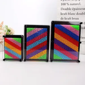 Vista detallada de tres tableros 3D pin art de colores en tamaños grande, mediano y pequeño