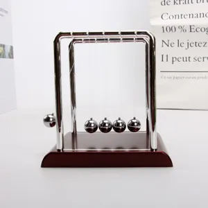 Vista macro detallada de un péndulo de Newton clásico con bolas metálicas en movimiento decorativo