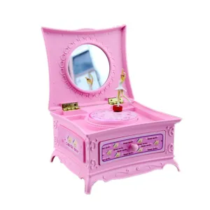 Detail einer rosa Vintage-Schminktisch-Spieluhr mit Ballerina und integriertem Spiegel.