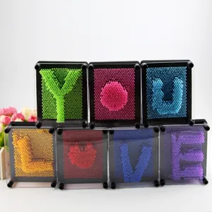 Vue détaillée du jeu d'épingles 3D coloré épelant 'YOU LOVE' comme décoration de bureau