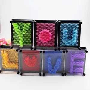 Jouet 3D clone pin art créatif montrant les lettres YOU LOVE colorées et un cœur