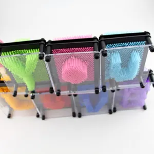 Gros plan de tableaux de pin art 3D colorés formant le mot YOU pour une déco créative
