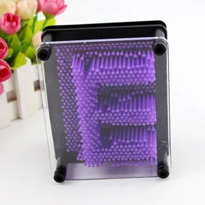 Gros plan d'un jouet d'art 3D à épingles montrant une lettre E violette en relief