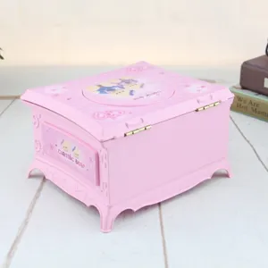 Seitenansicht einer rosa Vintage-Spieluhr mit Classic Bear-Motiv und geprägten Standfüßen.