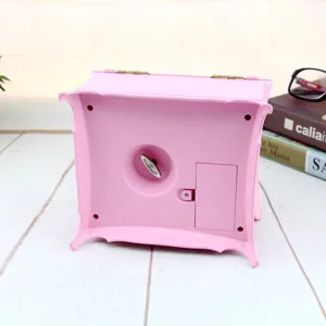Detailansicht der Unterseite der rosa Vintage-Spieluhr mit Aufziehschlüssel und Batteriefach