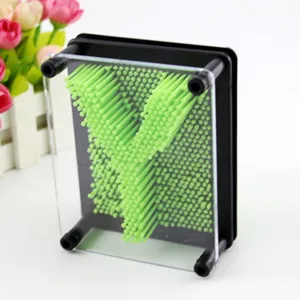Jouet créatif 3D pin art avec épingles vertes montrant une forme en Y pour le bureau