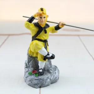 Vista dettagliata della figurina in resina di Sun Wukong con il suo bastone d'oro su roccia.
