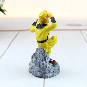 Vista posteriore della statuina in resina di Sun Wukong su base rocciosa con bastone.