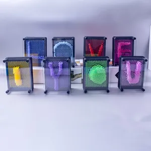 Jouet artistique à épingles 3D formant le texte LOVE YOU en couleurs